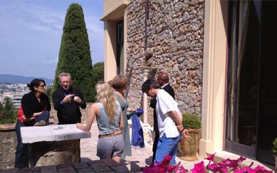 Le Jury prend l'air à l'extérieur de la Villa Domergue