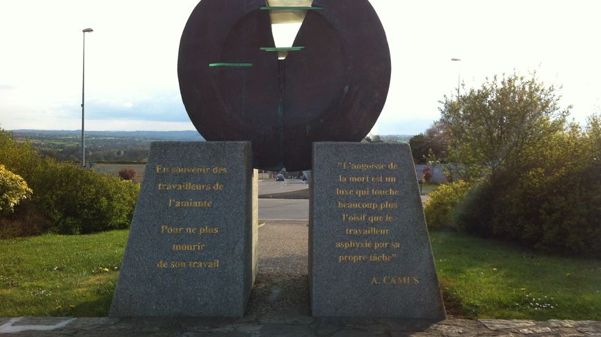 Mémorial dédié aux victimes de l'amiante à l'entrée du village de Condé sur Noireau