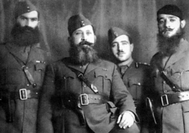 Napoleon Zervas, chef de la branche militaire de l'EDES (Ligue nationale démocratique grecque), entouré d'officiers