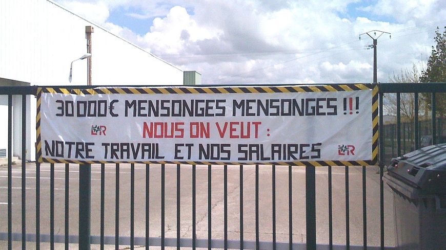 Devant l'usine