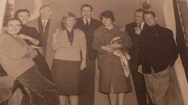 Barbara (à gauche) et le chanteur Raymond Lévesque, au centre, à l’époque de l’Écluse, dans les années 1950