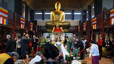 mai 2009. Les reliques du bouddha historique sont transférées à la Grande pagode du bois de Vincennes.