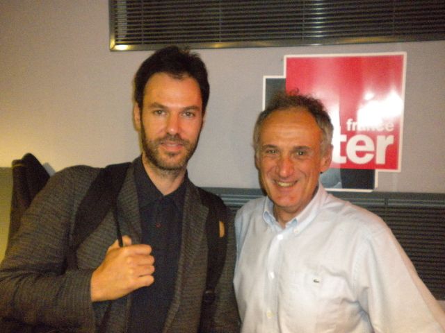 Piers Faccini et Denis Cheissoux dans les studios de France Inter