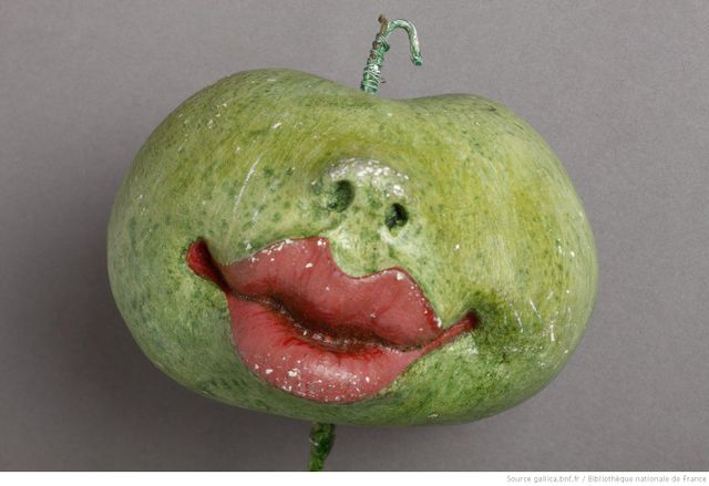 Eve, marionnette à doigt en forme de pomme, pour Voyage en harmonie. Compagnie Houdart-Heuclin, 1985.