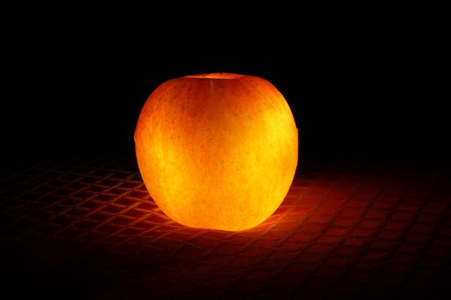 Glowing apple second try (Pomme brillante)