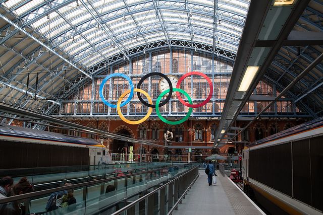 JO 2012 Londres - anneaux olympiques gare