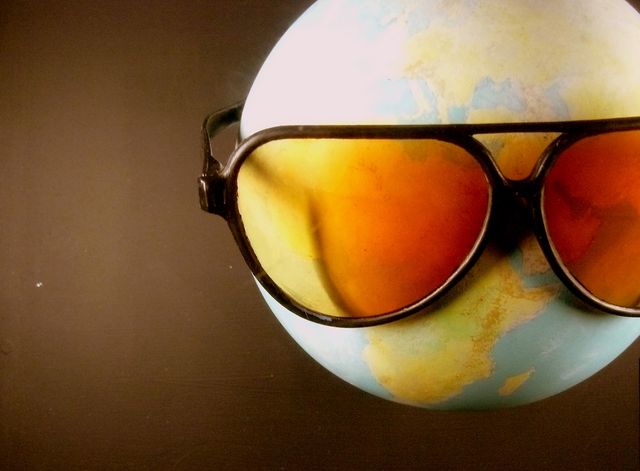 Mappemonde avec des lunettes de soleil (Sun Ray)