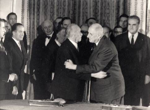 Le général de Gaulle et le chancelier Adenauer lors de la signature du traité de l'Elysée (Paris, 22 janvier 1963)