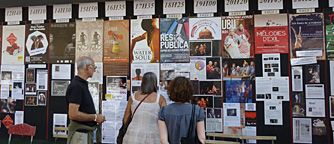 Sur le mur du théâtre des Lucioles...