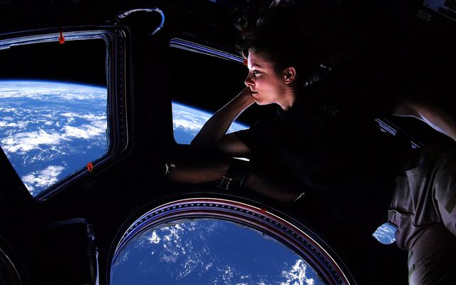 Tracy Caldwell Dyson regardant la Terre depuis l'espace