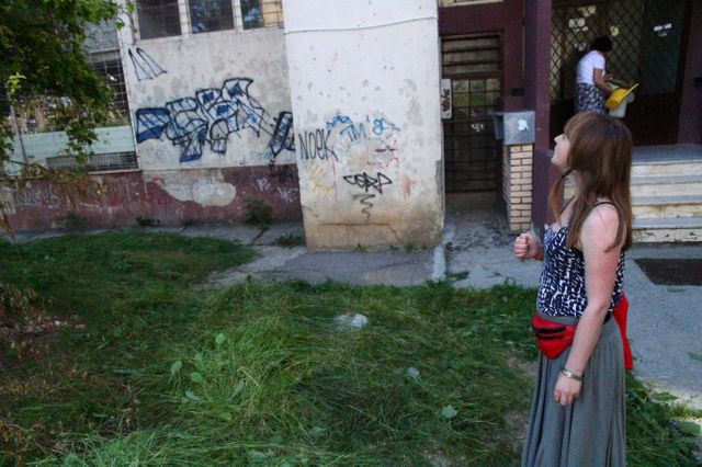 Adela à Sarajevo, à la recherche d'un ancien camp de femmes