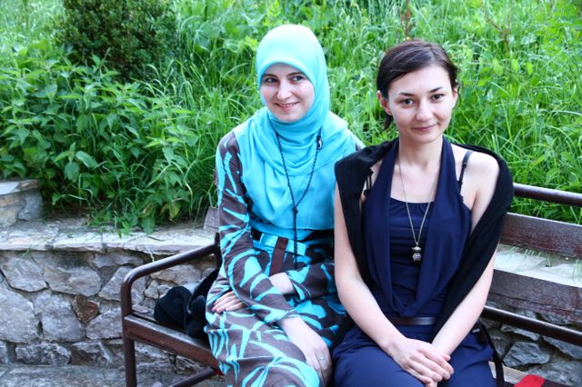 Amra et son amie d'enfance, Edita