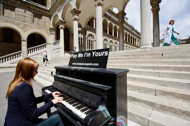Piano play me I'm yours