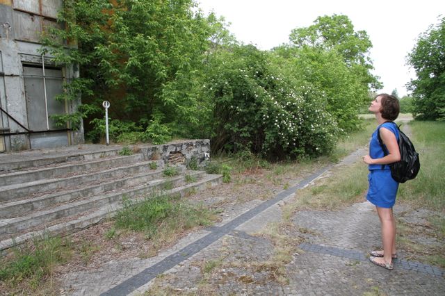 Klara dans l'ancien camp soviétique, devenu lieu de rave party pour les jeunes