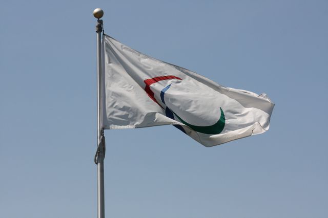 Le drapeau actuel du paralympisme, choisi en 2006, représente l'esprit, le corps et l'âme