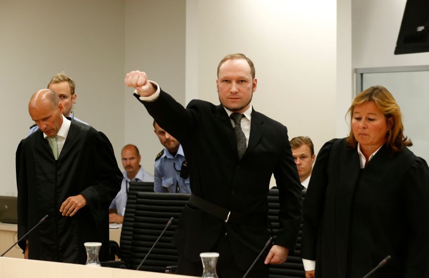 A son arrivée au tribunal, Anders Breivik a effectué un salut d'extrême droite