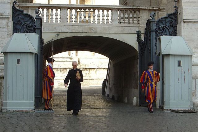 Vatican, prêlat et gardes suisses.