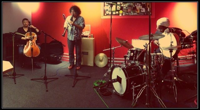 Vincent Courtois, Sylvain Kassap et Hamid Drake au studio 61 de France Inter