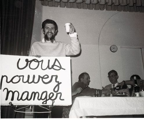 Ben, 1966, et à la table derrière lui, Arman et Marcel Alocco)