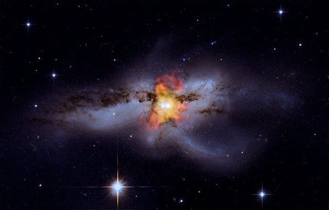 Deux trous noirs sur le point de fusionner en un trou noir super massif