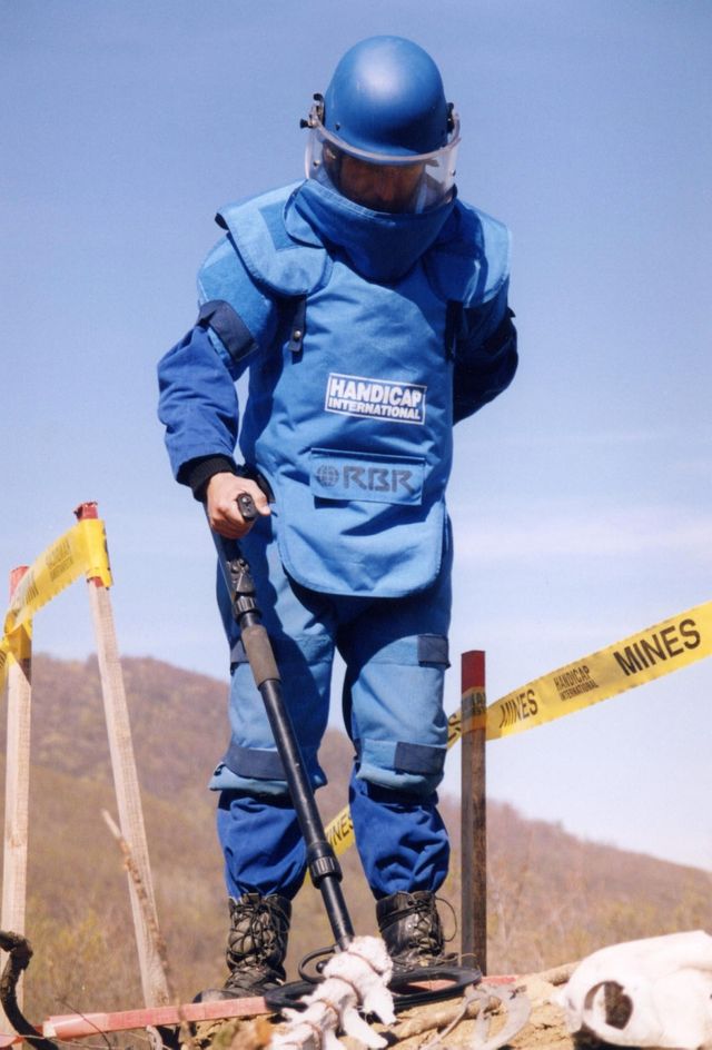 Un démineur en action au Kosovo