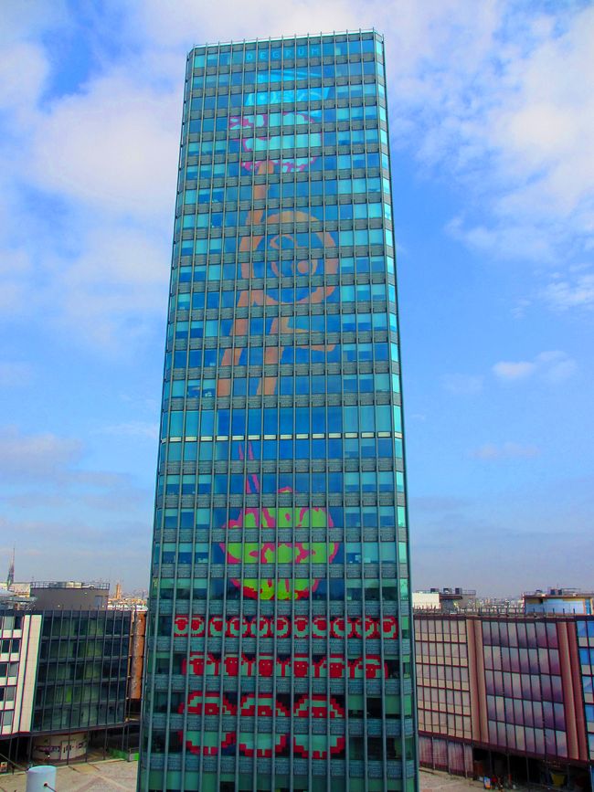 Sur la tour centrale de Jussieu, une fresque de post-it de 90 mètres de haut