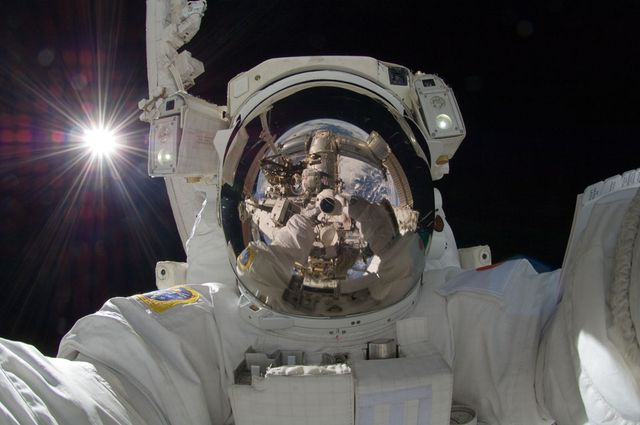 Autoportrait d'un astronaute en orbite
