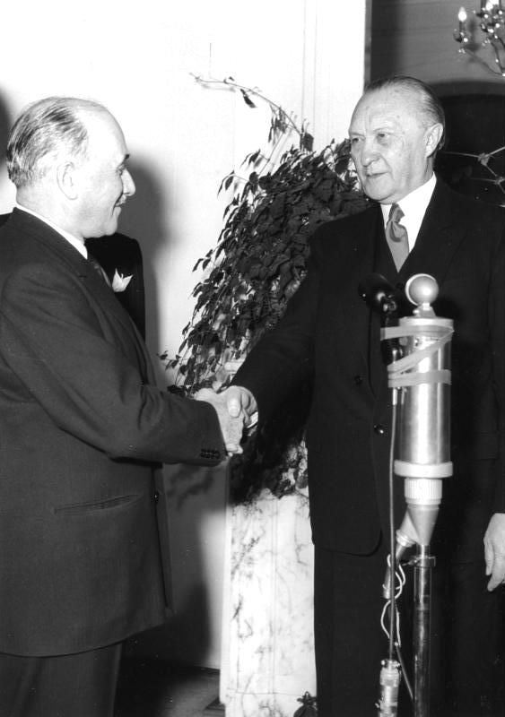 Konrad Adenauer et Jean Monnet à Bonn le 9 décembre 1953