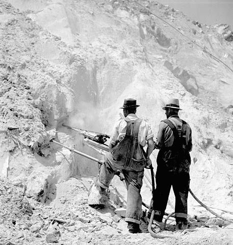 Ouvriers travaillant dans la mine d'amiante à ciel ouvert de la société Bell Company à Thetford-Mines (Canada) en 1944