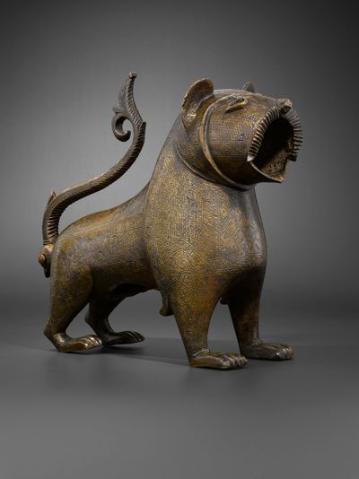Lion de Monzón Espagne, XIIe-XIIIe siècle Bronze moulé, décor gravé H. 31,5 cm ; L. 54,5 cm