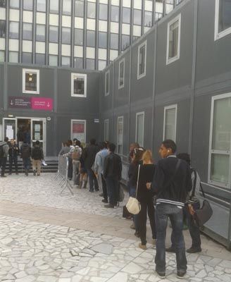 File d'attente pour l'inscription à l'université Pierre et Marie Curie