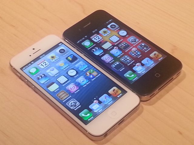 IPhone 5 (à gauche)/IPhone 4S (à droite)