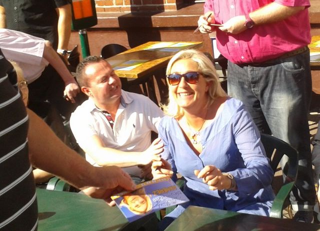 Marine Le Pen a signé des autographes pendant sa visite de la braderie d'Hénin-Beaumont