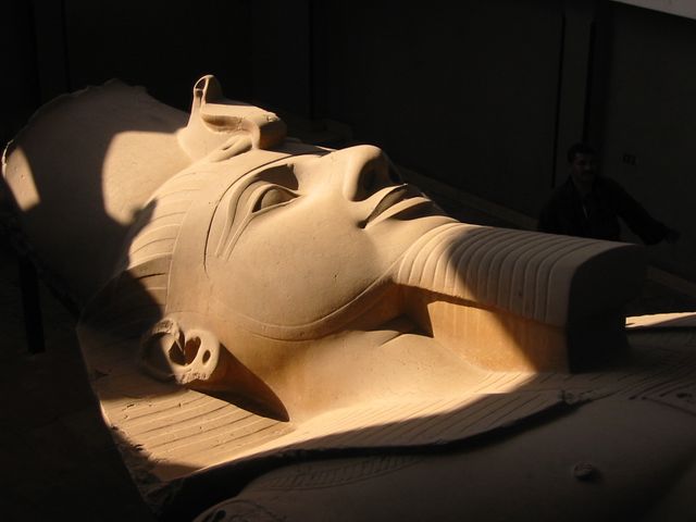 Tête de la statue colossale de Ramsès II à Memphis