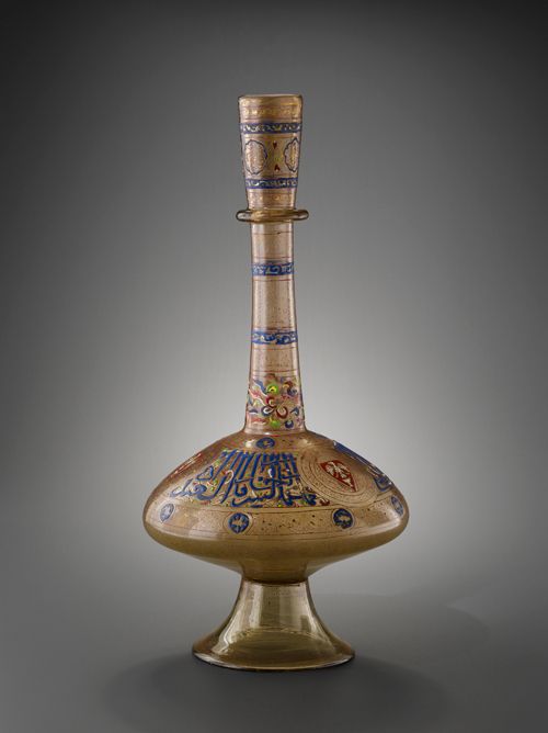 Bouteille au blason Syrie ou Égypte, milieu du XIVe siècle Verre soufflé, décor émaillé et doré H. 51,1 cm ; D. 24,4 cm