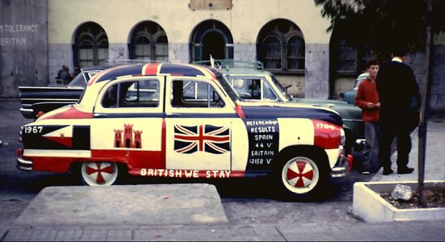 Voiture peinte célébrant les résultats du référendum du 10 septembre 1967 à Gibraltar
