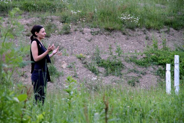 Amra prie devant la tombe de son grand-père