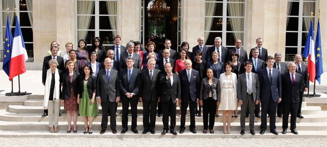 Photo de famille du gouvernement Ayrault 2 au Palais De L Elysee - Francois Hollande entoure des ministres de son gouvernement