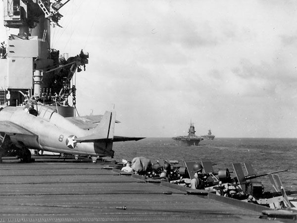 Les porte-avions américains USS Wasp, USS Saratoga et USS Enterprise en opération au sud de Guadalcanal le 12 novembre 1942