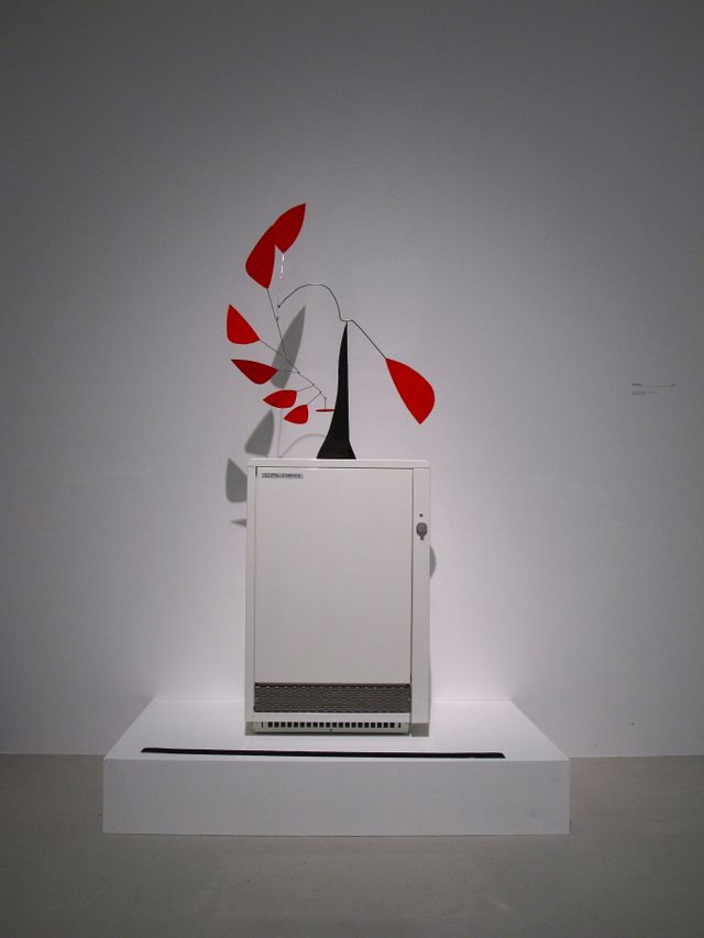 Bertrand Lavier, sans titre 2012 (une oeuvre de Calder sur un radiateur Calder