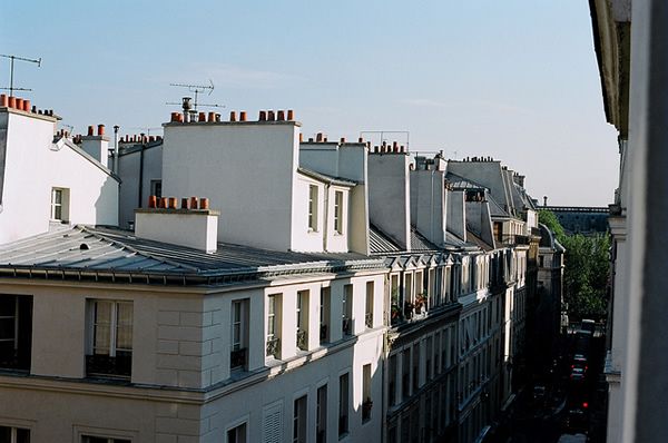 Paris, valise à roulettes
