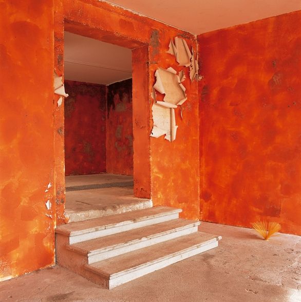 Murs de poils de carottes de Michel Blazy : purée de carottes, pommes de terre et eau