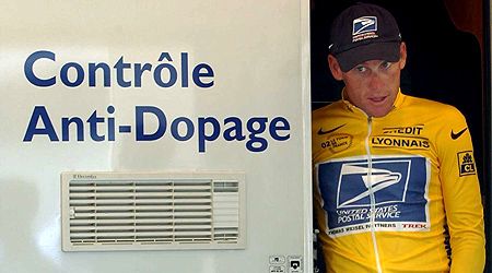 Lance Armstrong à la sortie d'un contrôle anti-dopage le 23 juillet 2002 à l'Alpe d'Huez