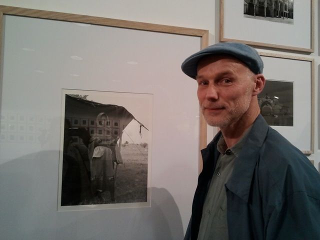 Claude Iverné devant sa photo