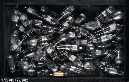 Arman, 1960, Fiat Pas Lux, accumulation de lampes
