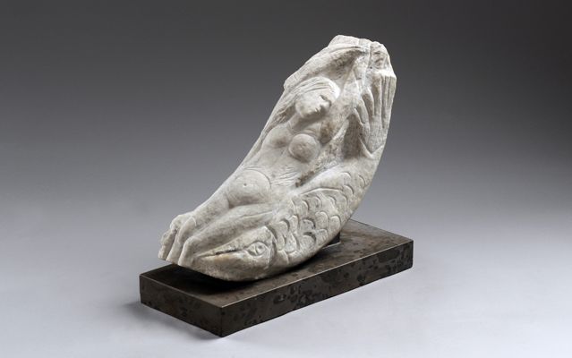 Chagall, femme au poisson, haut-relief en marbre sur socle, 1952