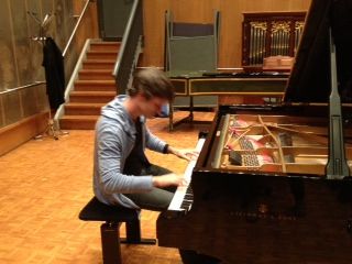 Edouard Ferlet sur le piano Steinway du studio 118 de Radio France