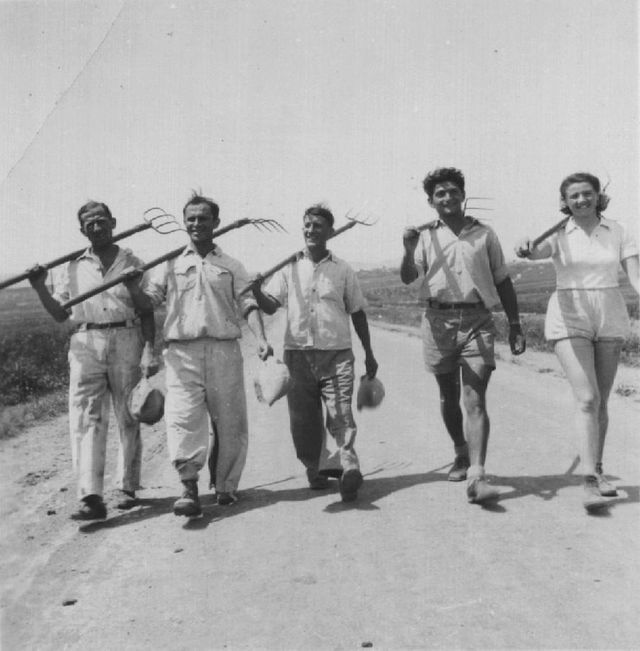 Shmuel "Samek" Yanai et des membres du kibboutz Neve Eitan en 1939