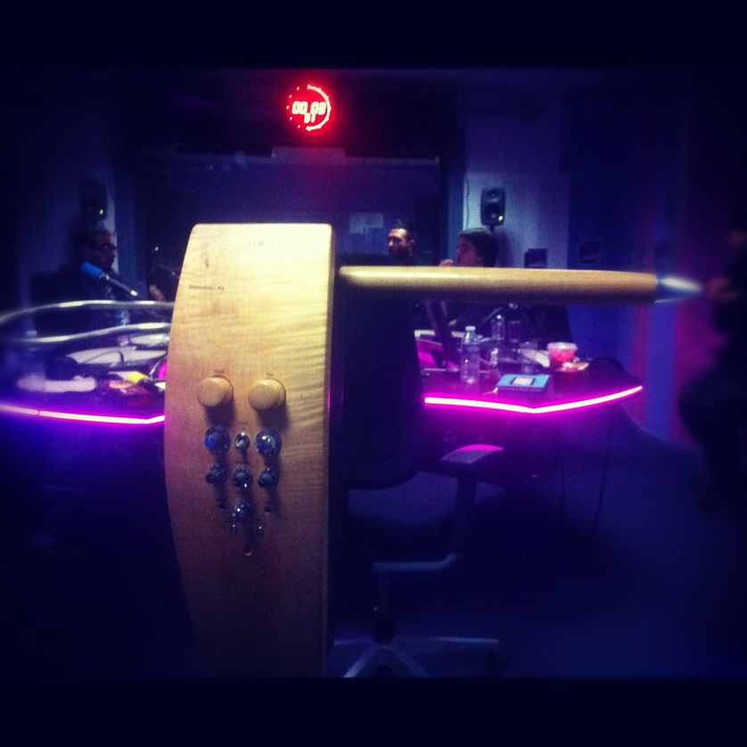 Le Theremin en studio. Ne pas s'approcher à plus de 2 mètres quand ça joue.