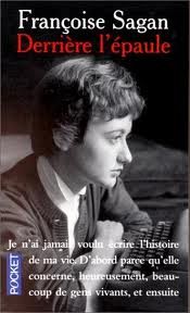 Derrière l'épaule